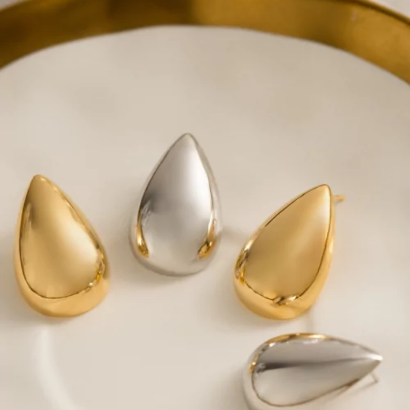 BRINCO GOTA LISA EM BANHO DE OURO 18K