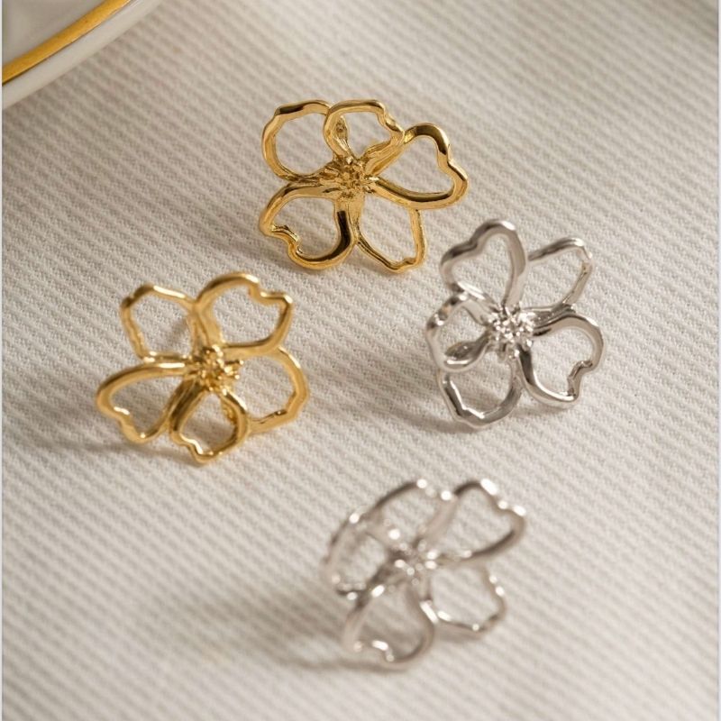 BRINCO FLOR VAZADA LISA EM BANHO DE OURO 18K