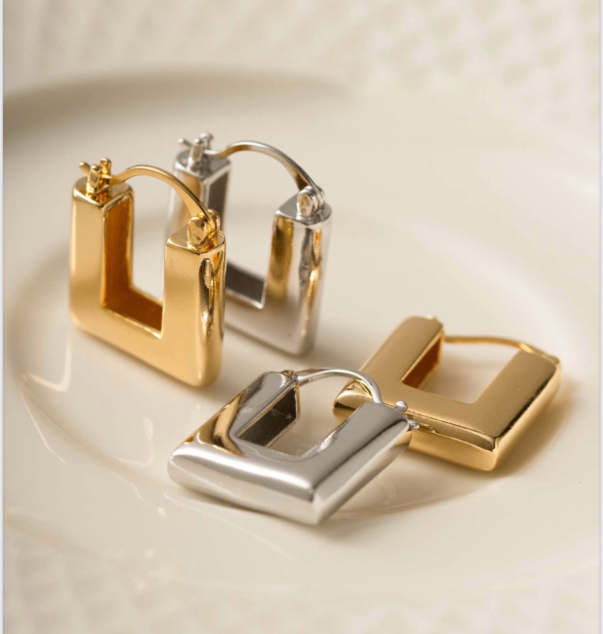 BRINCO ARGOLA QUADRADA LISA EM BANHO DE OURO 18K