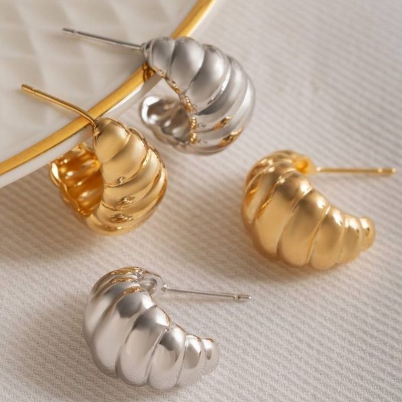 BRINCO MEIA ARGOLA DETALHADA EM BANHO DE RÓDIO BRANCO