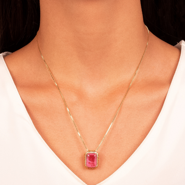 CONJUNTO RETANGULAR CRISTAL ROSA VIBRANTE E MICROZIRCÔNIAS BANHO OURO 18K