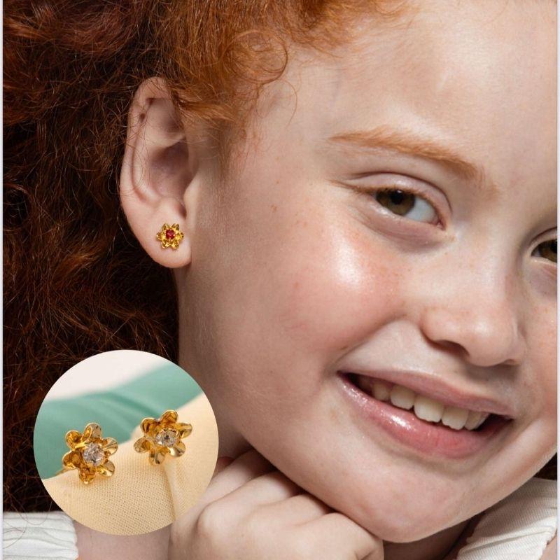 BRINCO  FLOR CRISTAL EM BANHO DE OURO 18K