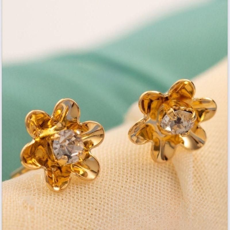 BRINCO  FLOR CRISTAL EM BANHO DE OURO 18K