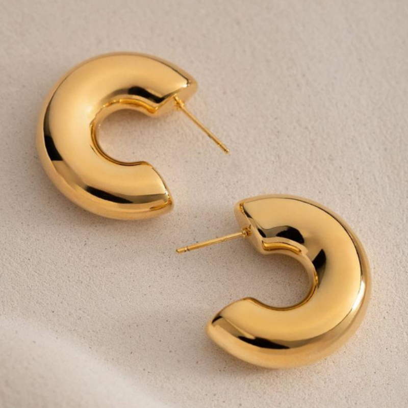 BRINCO ARGOLA ABAULADA LISA EM BANHO DE OURO 18K