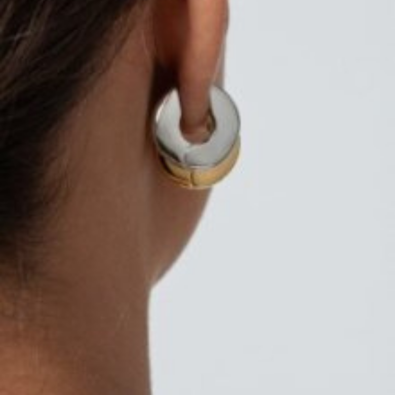 BRINCO ARGOLA LISA EM BANHO DE OURO 18K