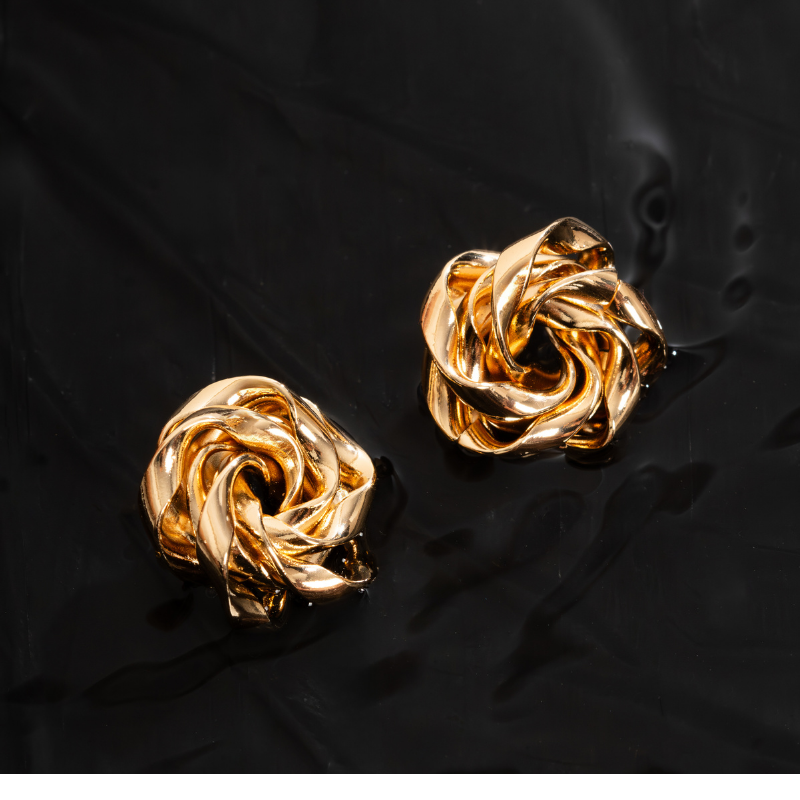 BRINCO ROSETA ESCULTURAL -  BANHO DE OURO 18K