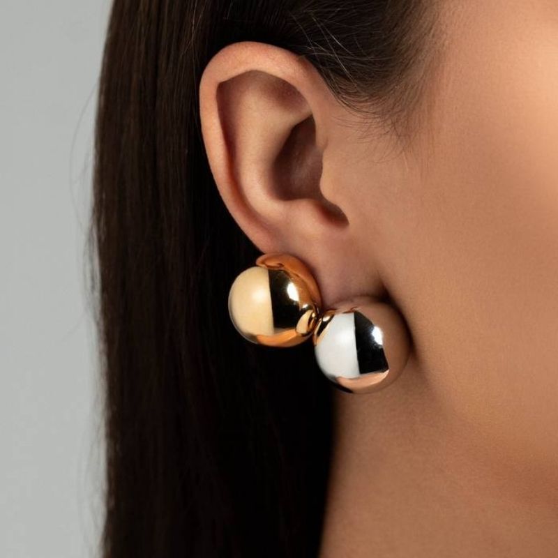 BRINCO BOLA LISA EM BANHO DE OURO 18K