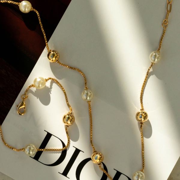 PULSEIRA LUMINARY PEARL: PÉROLAS E ESFERAS EM BANHO DE OURO 18K