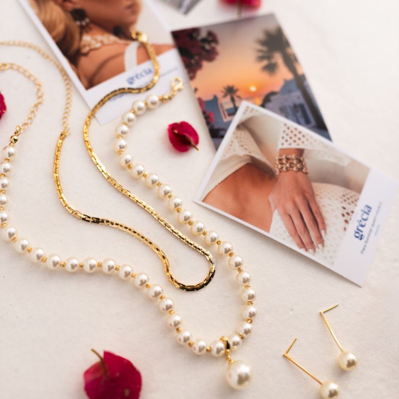 COLAR CHOKER RIVIERA DE PÉROLAS COM PINGENTE SOLITÁRIO -  BANHO DE OURO 18K