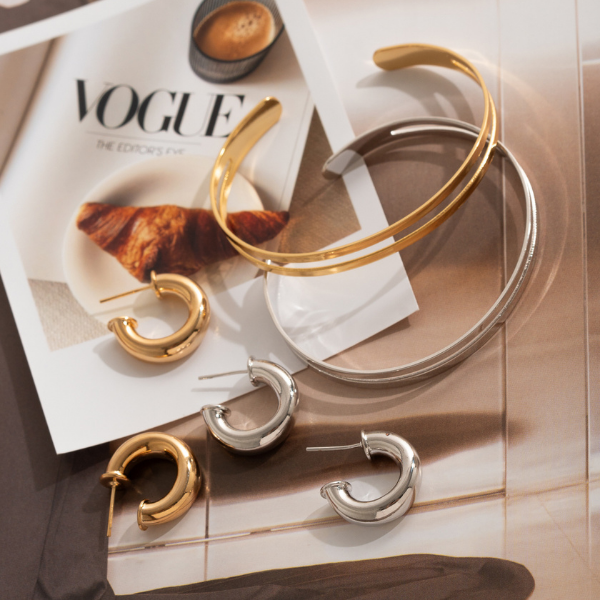 ARGOLA TUBULAR MÉDIA LISA BANHO OURO 18K