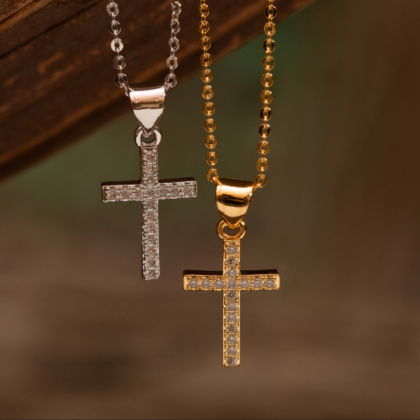 CONJUNTO COLAR E BRINCOS CRUZ CRAVEJADA BANHADO A OURO 18K