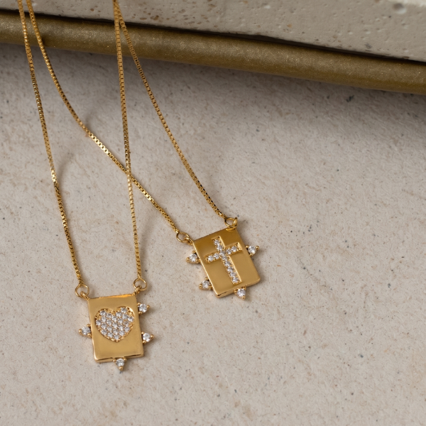 ESCAPULÁRIO CORAÇÃO E CRUZ CRAVEJADOS - BANHO DE OURO 18K