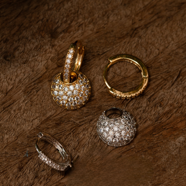 BRINCO ARGOLA CLICK COM PINGENTE BOLA CRAVEADA - BANHO DE OURO 18K