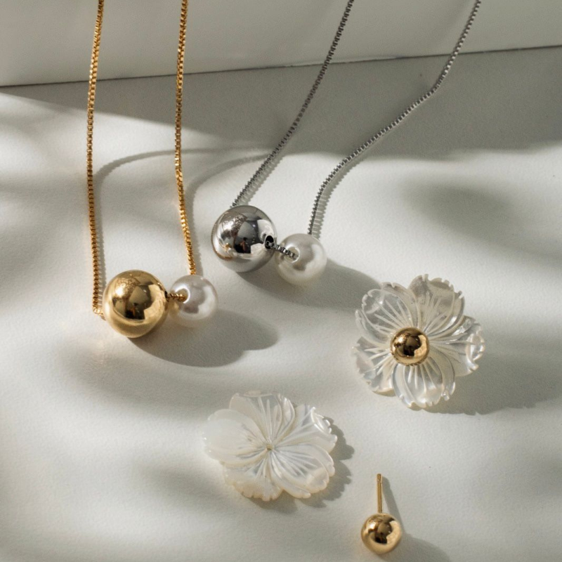 COLAR VENEZIANA COM PINGENTE DUO BOLA LISA E PÉROLA - BANHO DE OURO 18K