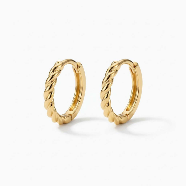 BRINCO ARGOLA TORCIDA EM BANHO DE OURO 18K