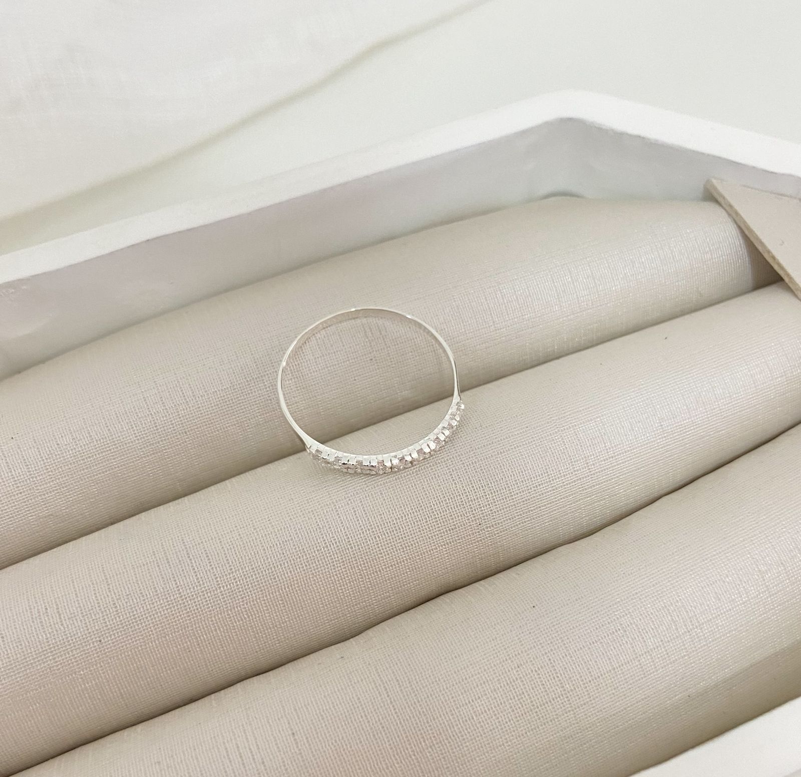 ANEL PT MEIA ALIANÇA 9 PEDRA 7