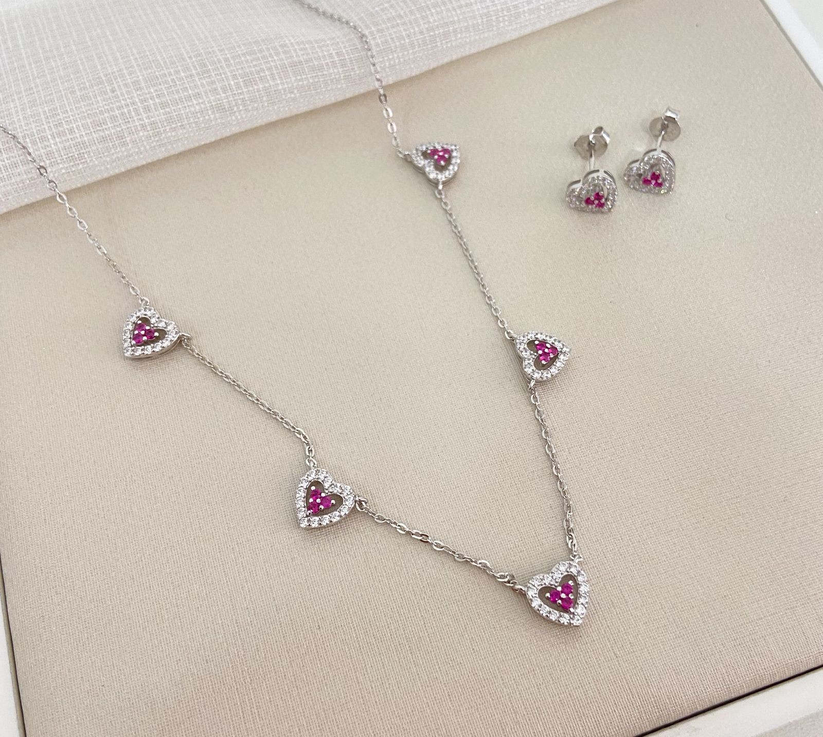 CONJ PT  CORAÇÕES CRAVEJADO