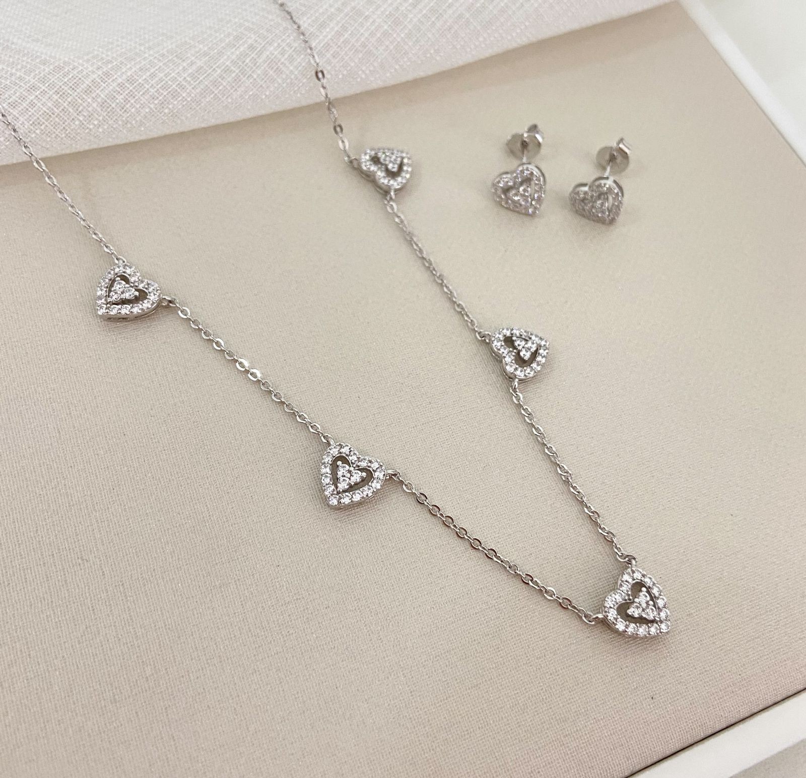 CONJ PT  CORAÇÕES CRAVEJADO