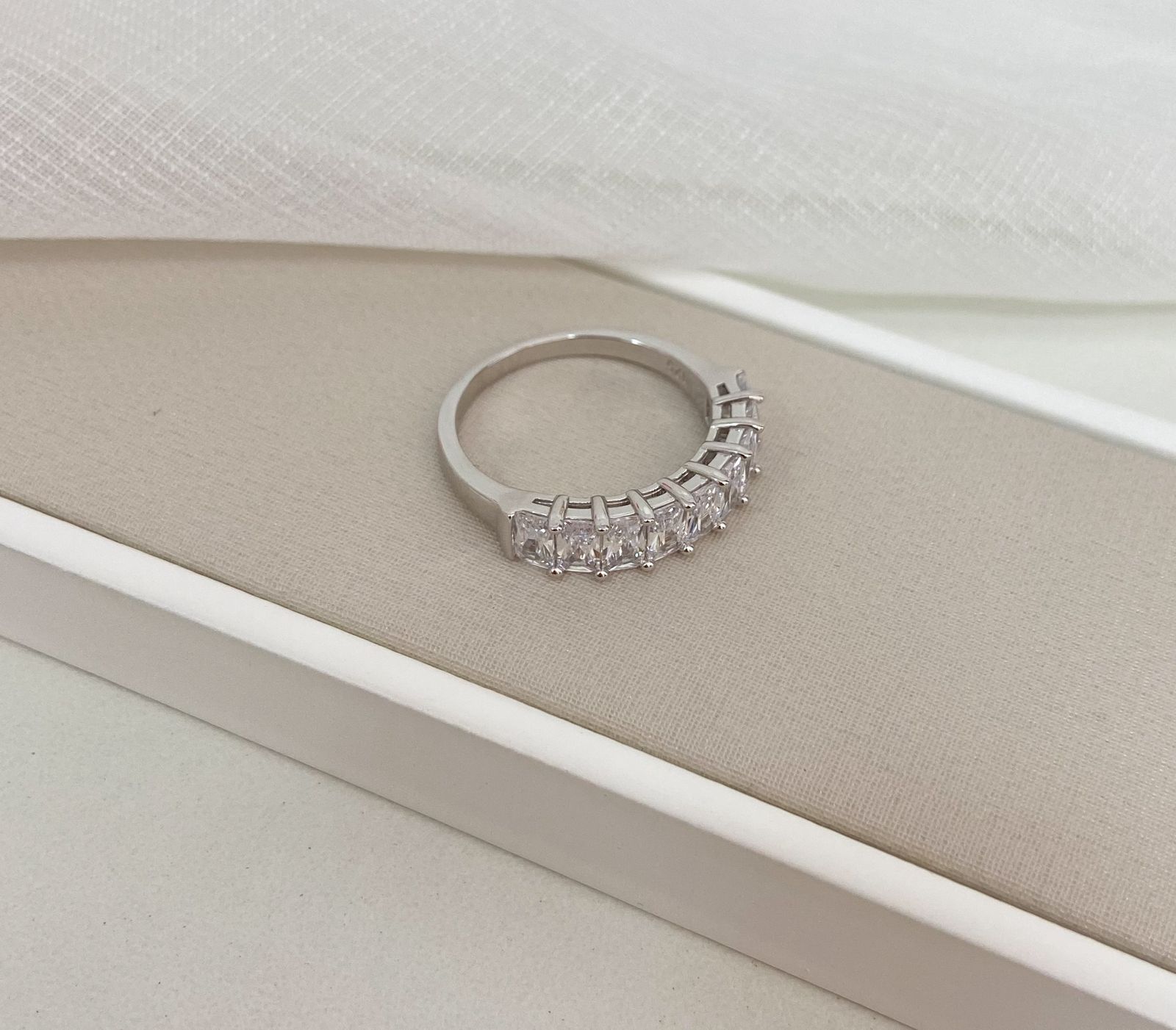 ANEL PT MEIA ALIANÇA EM PEDRAS