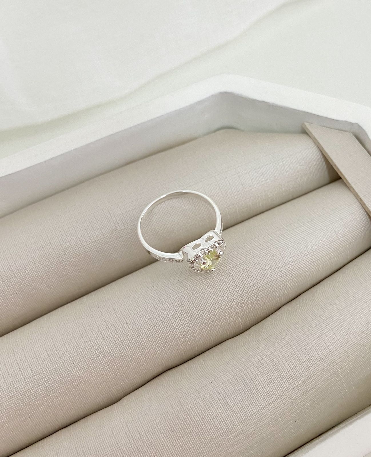 ANEL PT CORAÇÃO AMARELO CRAVEJADO