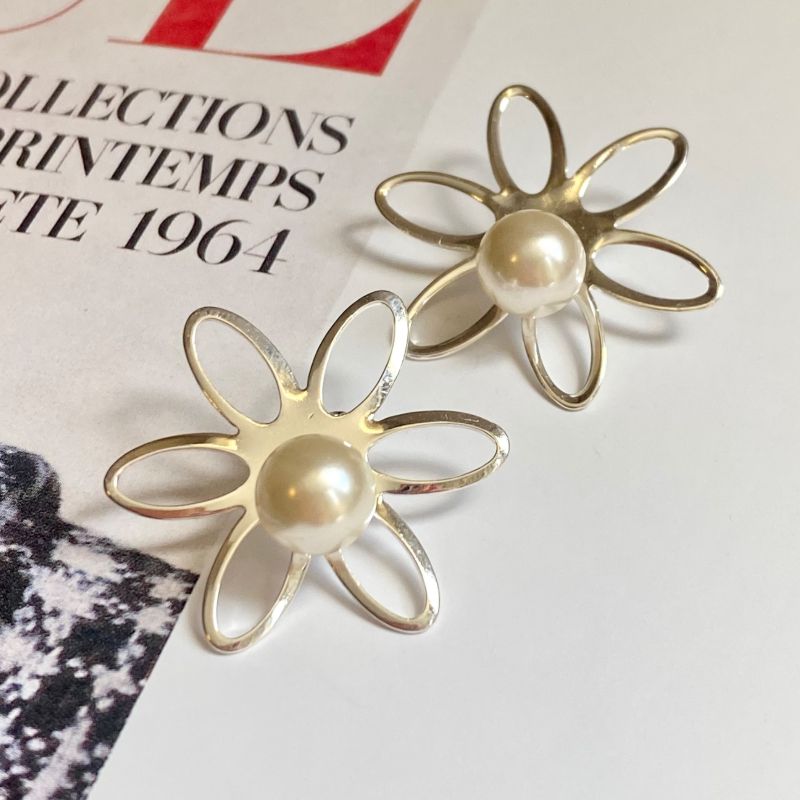 Brinco Flor com Pérola Central Banhado a Ouro 18k  Elegante Moderno