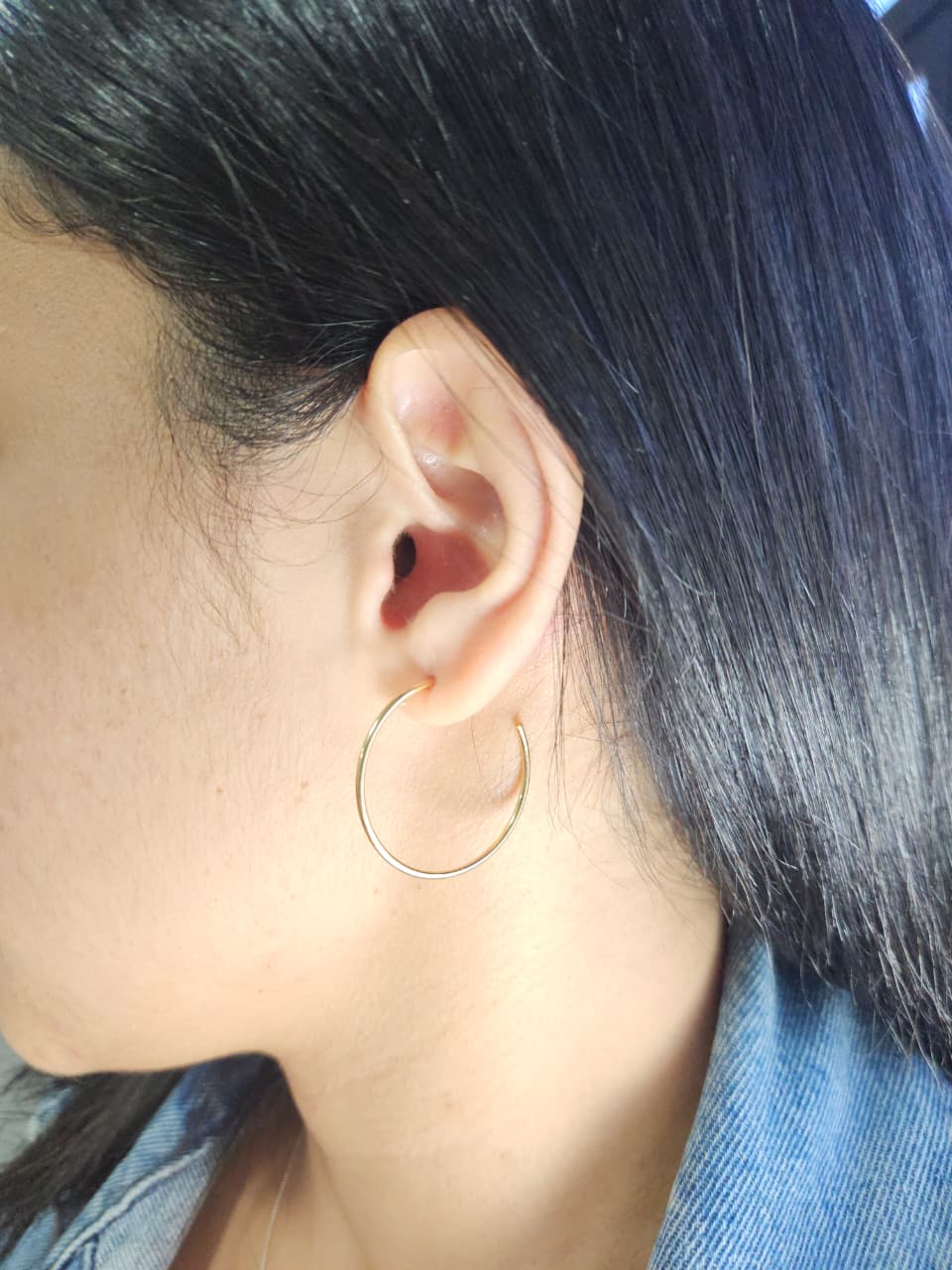 Brinco Argola Fina Média Banhada a Ouro 18k  Leve, Clássica e Elegante