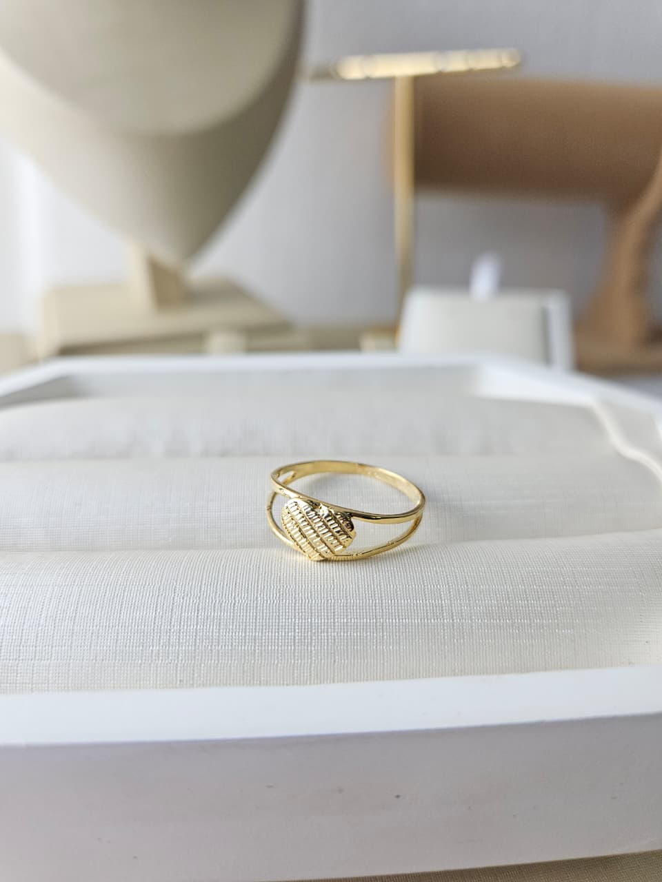 Anel Coração Vazado com Detalhes em Losangos Banhado a Ouro 18k  Joia Feminina Delicada e Moderna