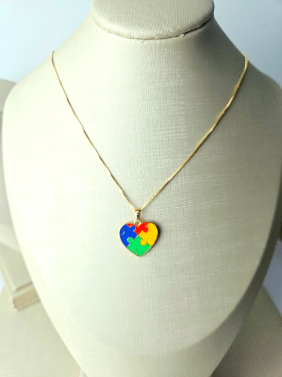 Colar Gargantilha Veneziana 45cm  com Pingente Símbolo do Autismo Esmaltado