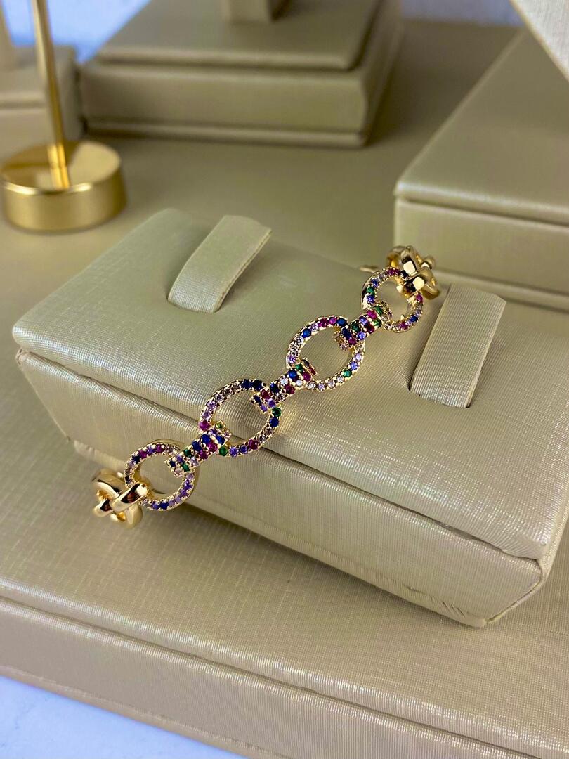 Bracelete Pulseira Feminina Aberta com Elos e Cravação de Zircônias – Semijoia Banhada a Ouro 18K