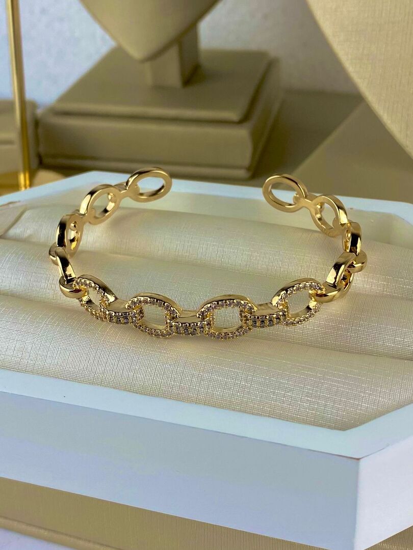 Bracelete Pulseira Feminina Aberta com Elos e Cravação de Zircônias – Semijoia Banhada a Ouro 18K