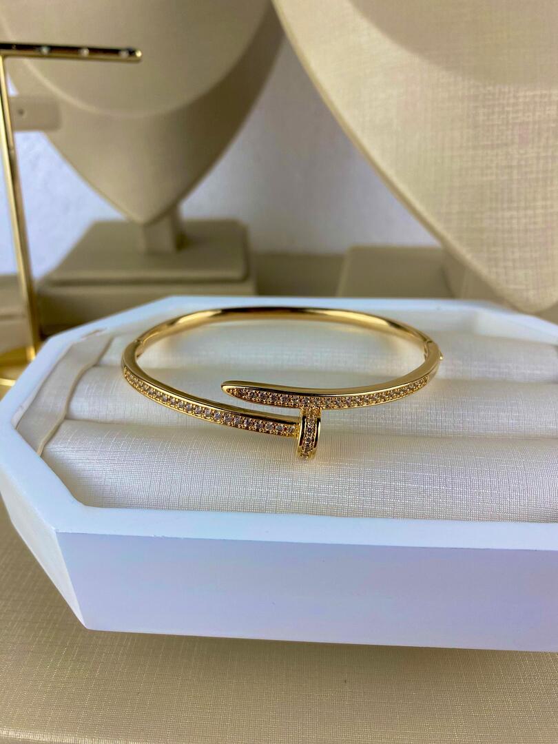 Bracelete Pulseira Feminina Formato Prego com Cravação de Zircônias – Semijoia Banhada a Ouro 18K