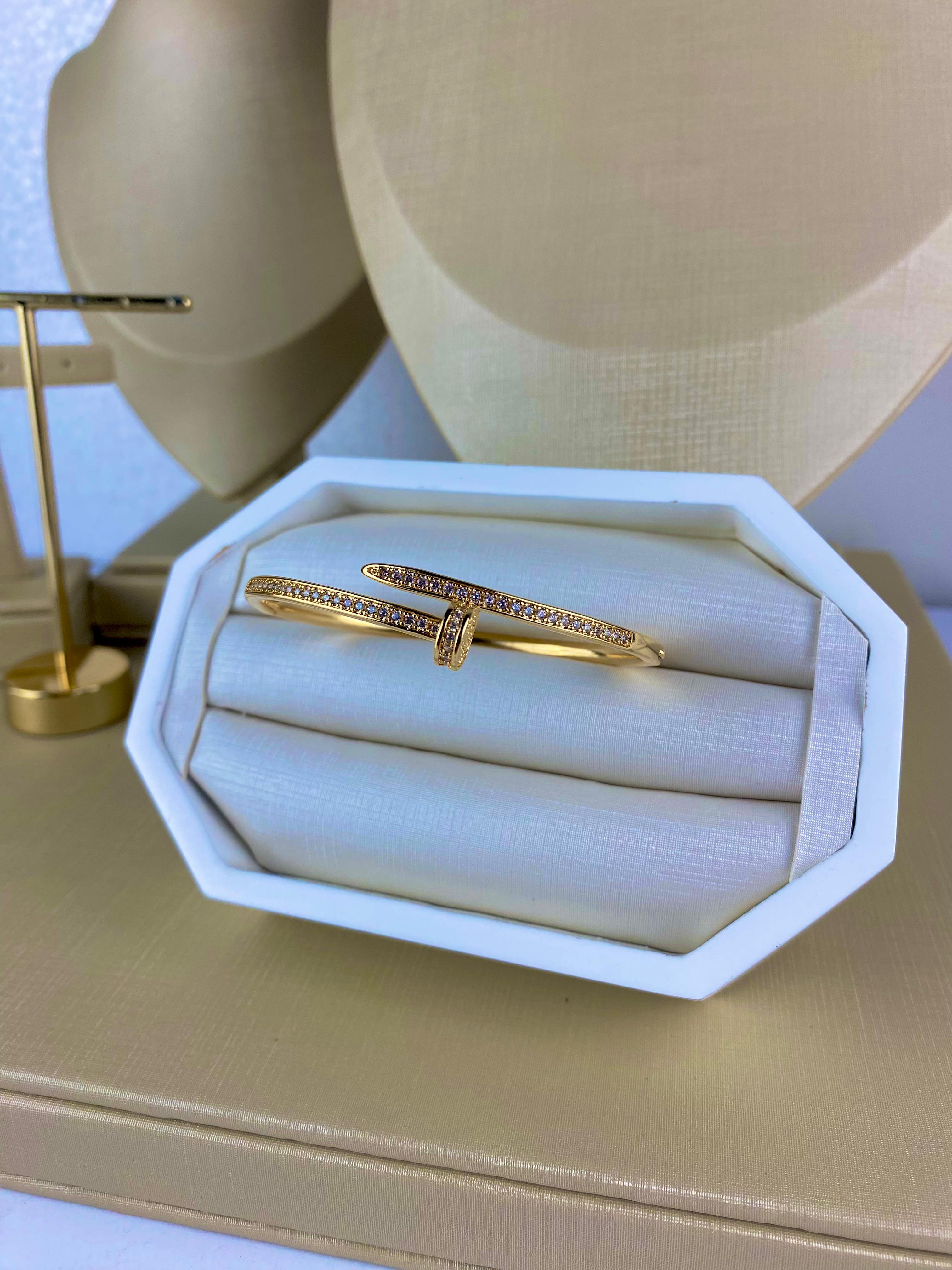 Bracelete Pulseira Feminina Formato Prego com Cravação de Zircônias – Semijoia Banhada a Ouro 18K