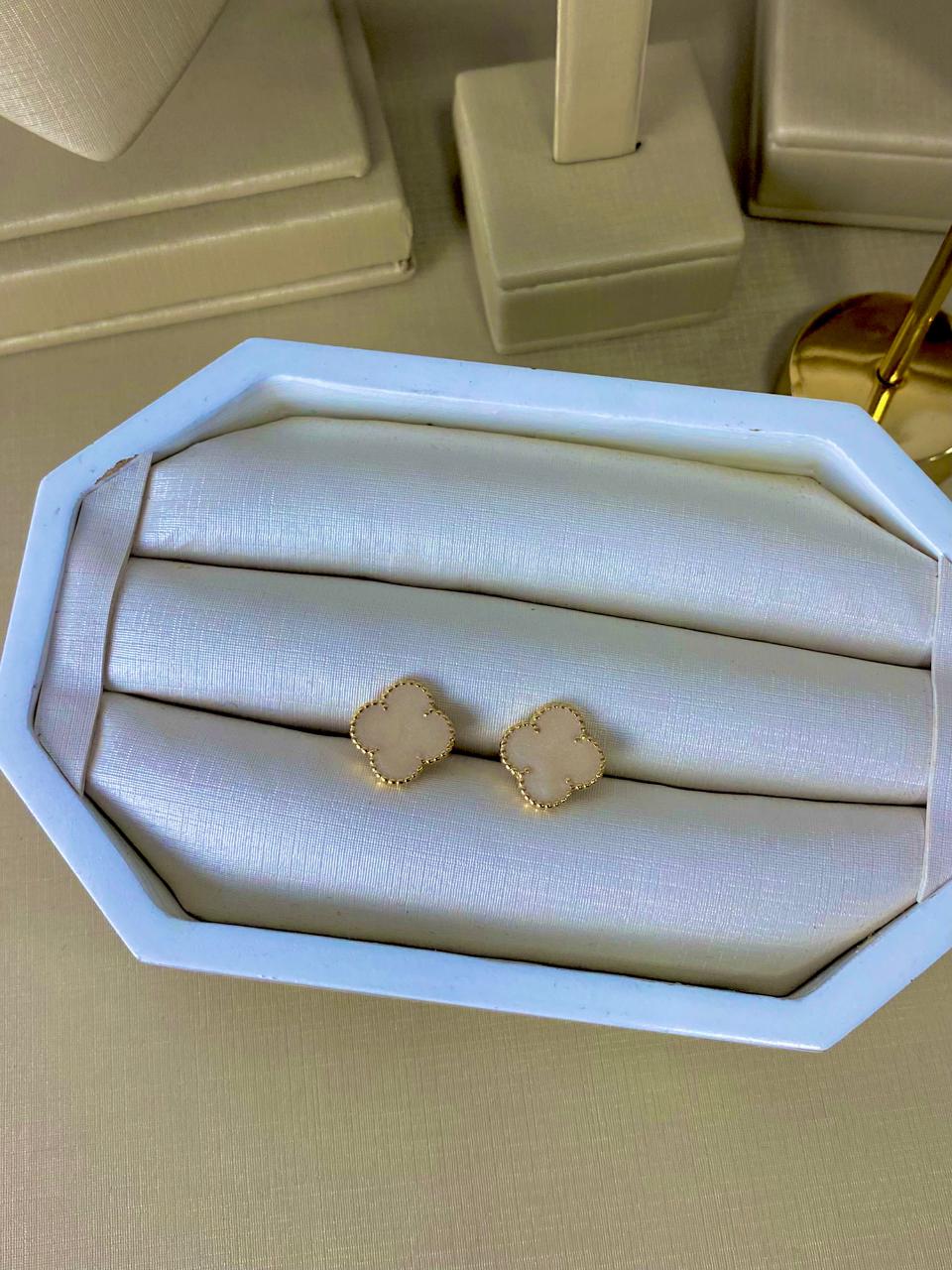 Brinco Trevo da Sorte Branco Banhado a Ouro 18k