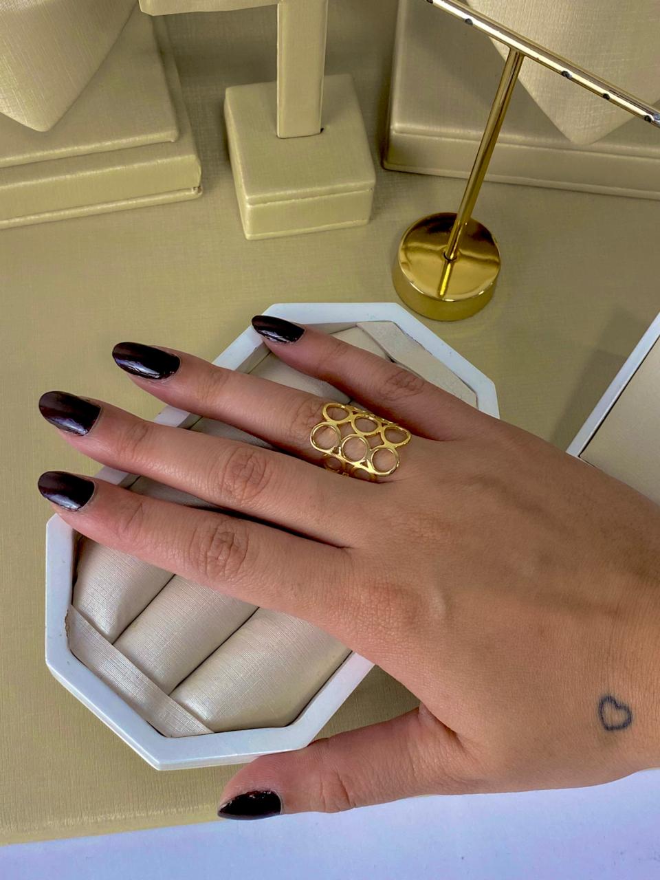 Anel Vazado Geométrico Banhado a Ouro 18k Feminino  Aro Largo com Design Moderno e Elegante