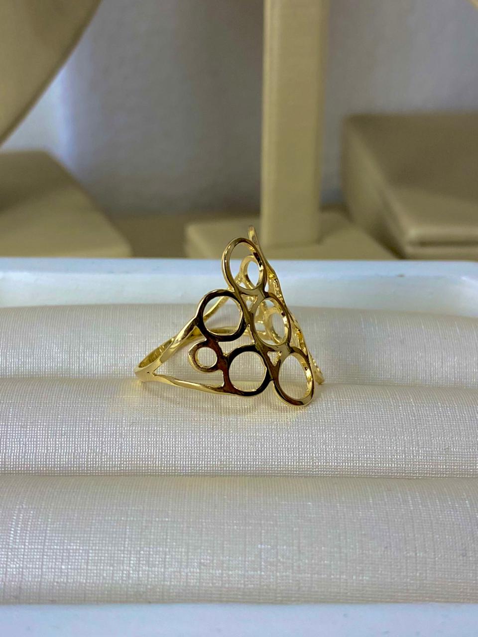 Anel Vazado Geométrico Banhado a Ouro 18k Feminino  Aro Largo com Design Moderno e Elegante