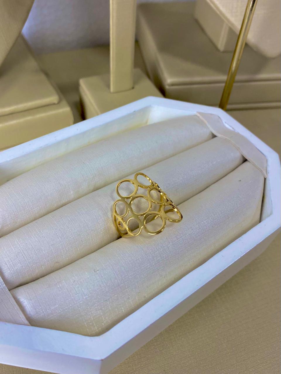 Anel Vazado Geométrico Banhado a Ouro 18k Feminino  Aro Largo com Design Moderno e Elegante