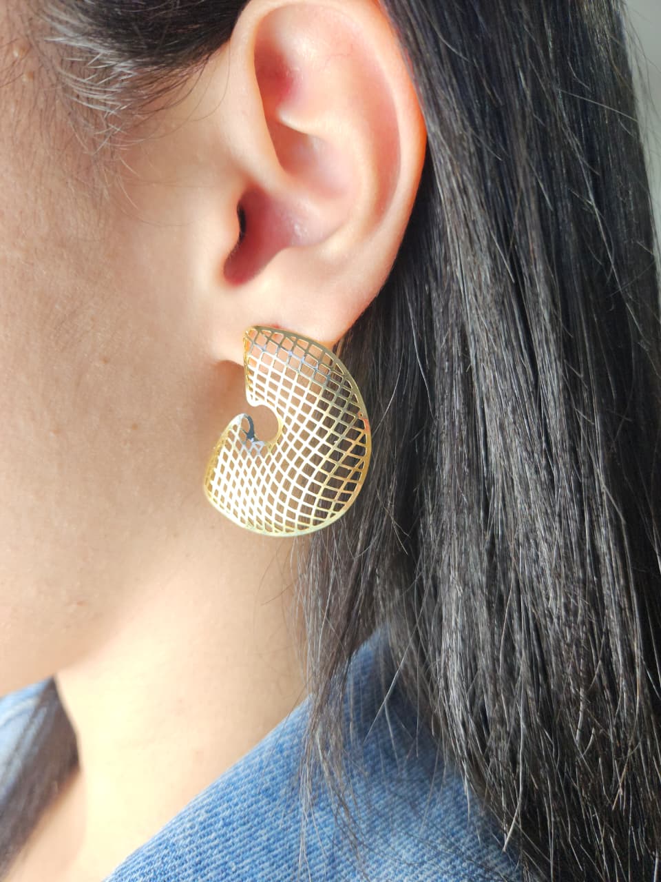 Brinco Vazado Texturizado Geométrico Banhado a Ouro 18k  Joia Moderna e Elegante
