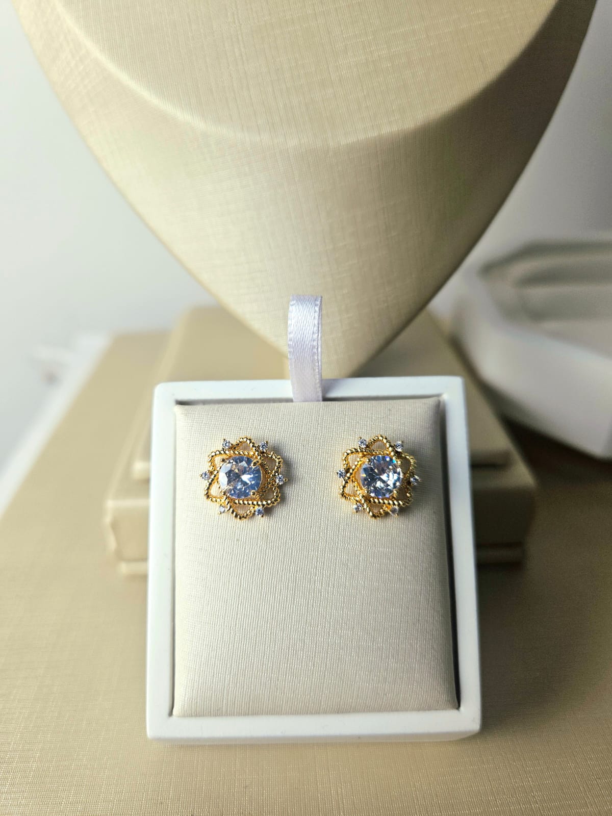 Brinco Feminino Flor Torcida Cravejado com Zircônia Central Banhado a Ouro 18k