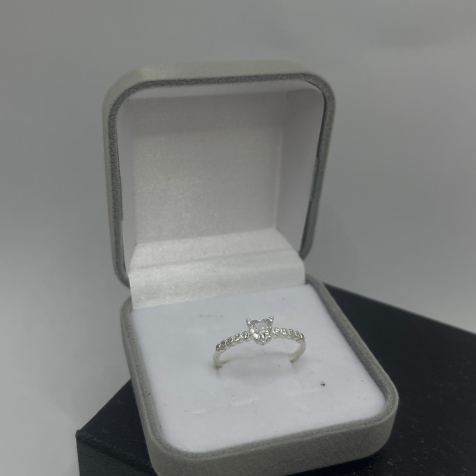 Anel coração cravejado