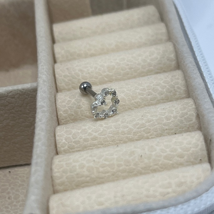 Piercing coração vazado