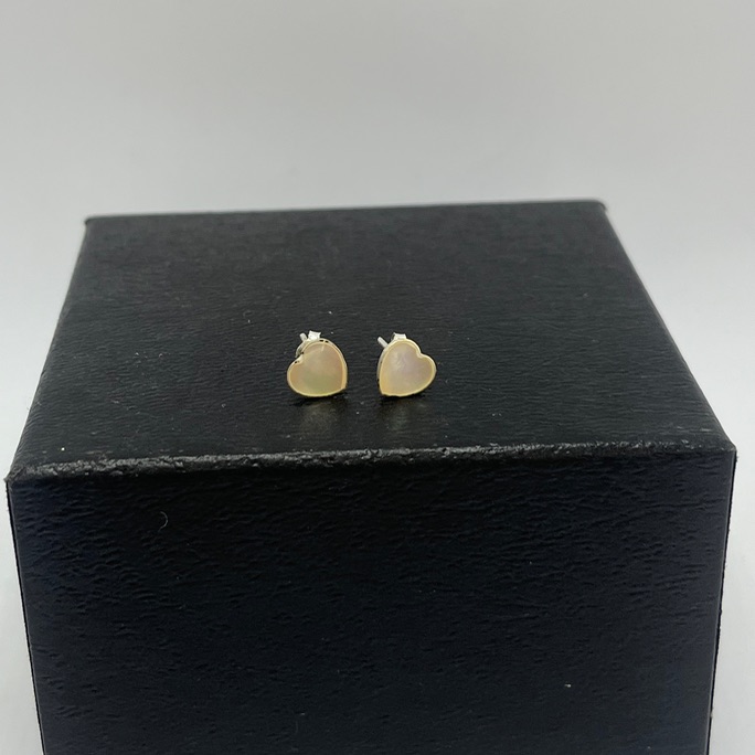 Brinco coração madrepérola