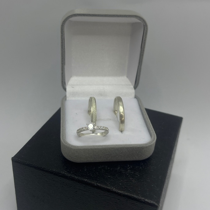 Aliança 3 mm solitário cravejado