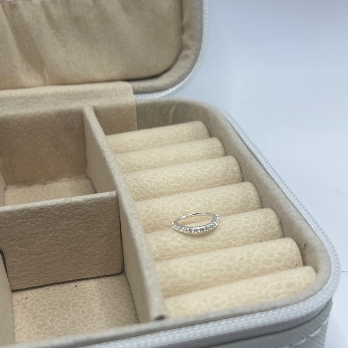 Piercing cravejado embaixo