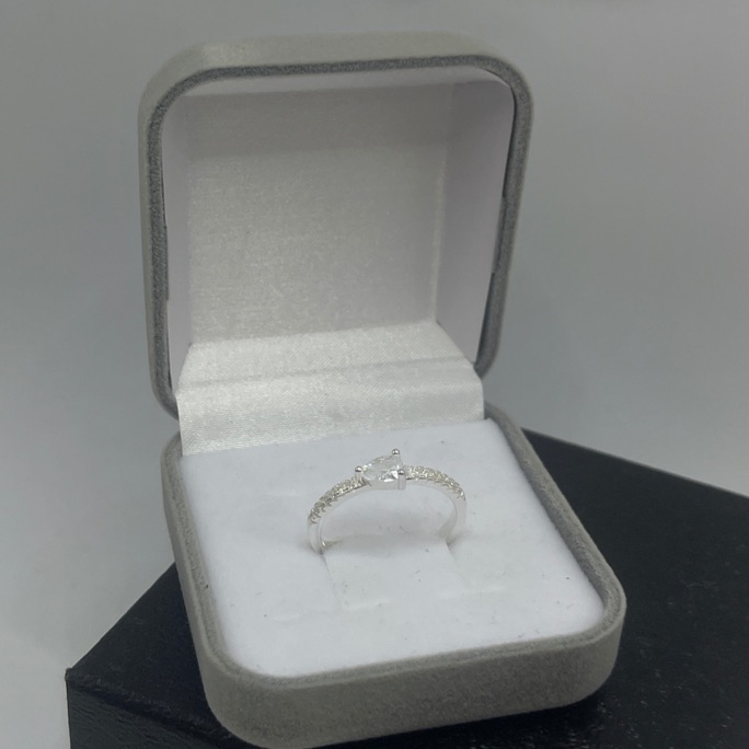 Anel cravejado triangular