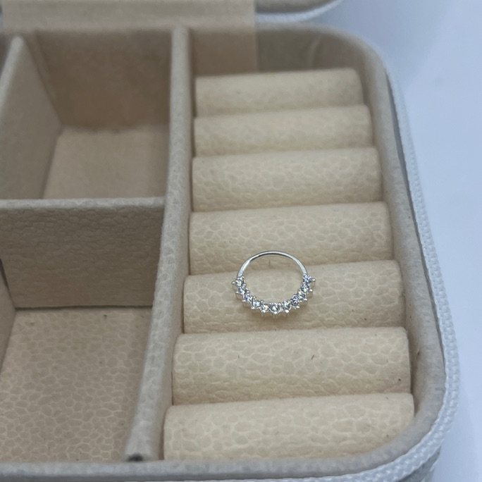 Piercing cravejado especial