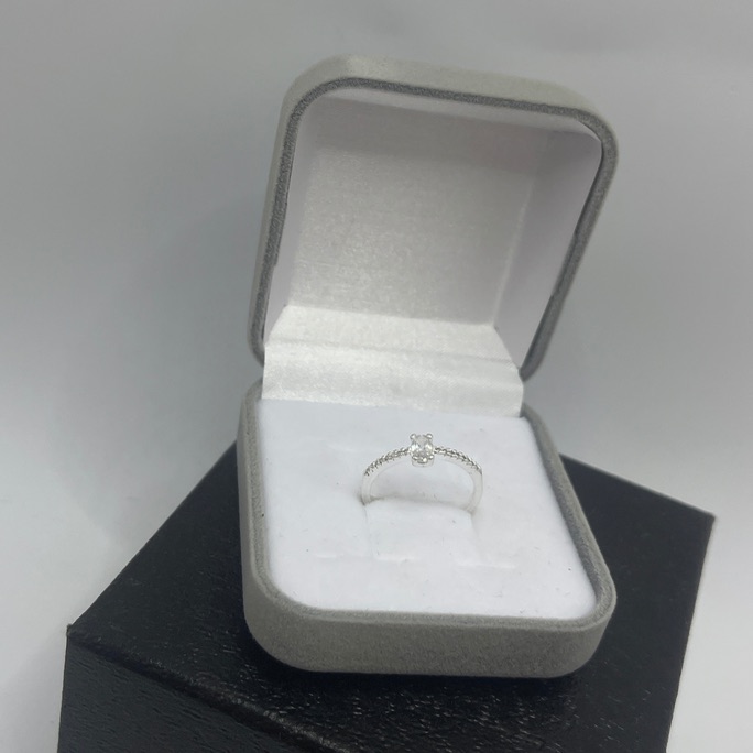 Anel solitário retângulo cravejado