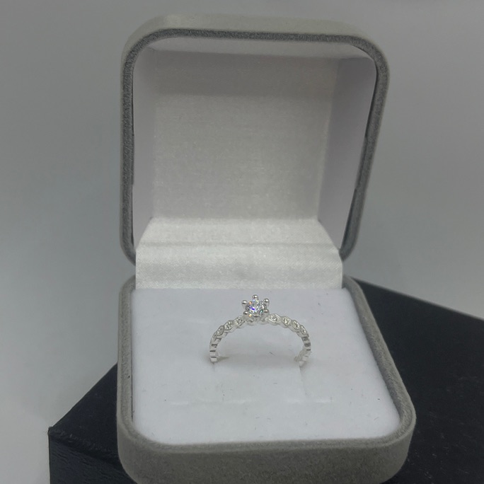 Anel cravejado inteiro