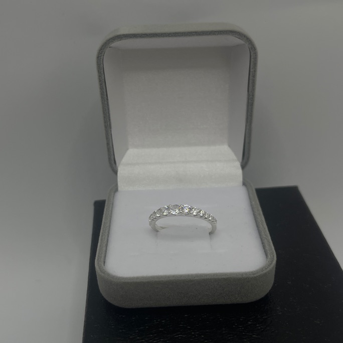 Anel cravejado progressivo