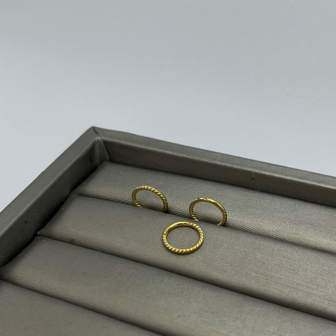 Piercing titânio argola torcida dourada