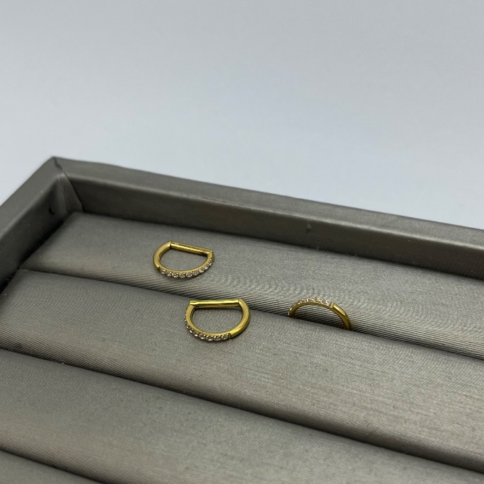 Piercing titânio dourado cravejado reto